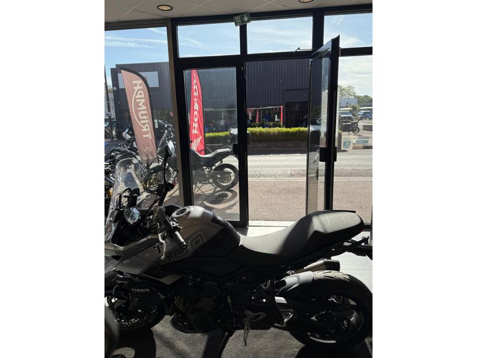 Triumph Tiger 800 – 2025 – 1ère main – Accessoirisée