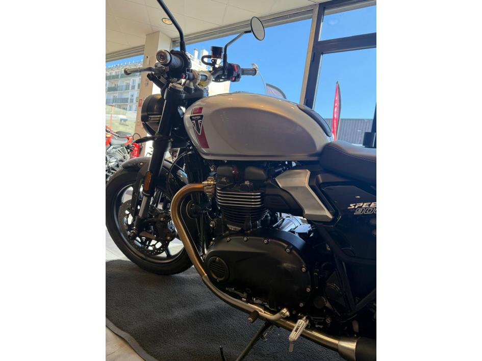 TRIUMPH SPEED TWIN 900