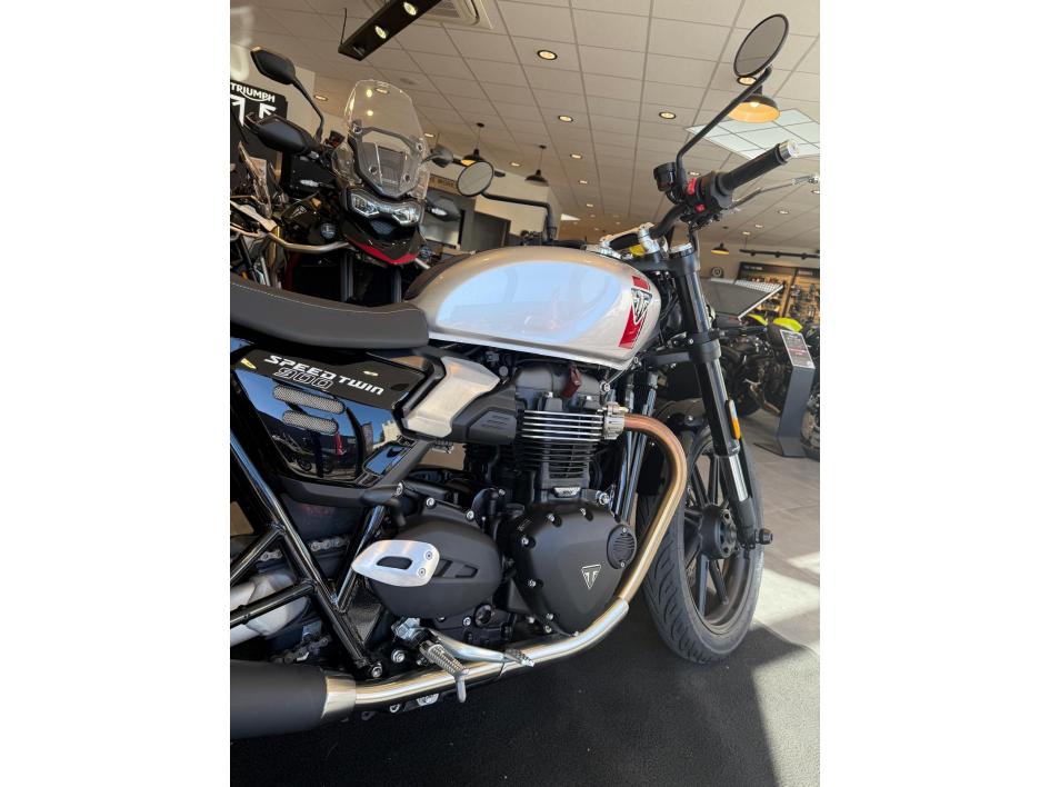 TRIUMPH SPEED TWIN 900