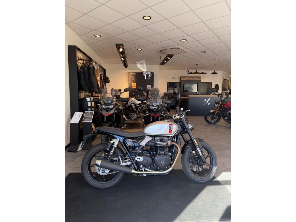 TRIUMPH SPEED TWIN 900